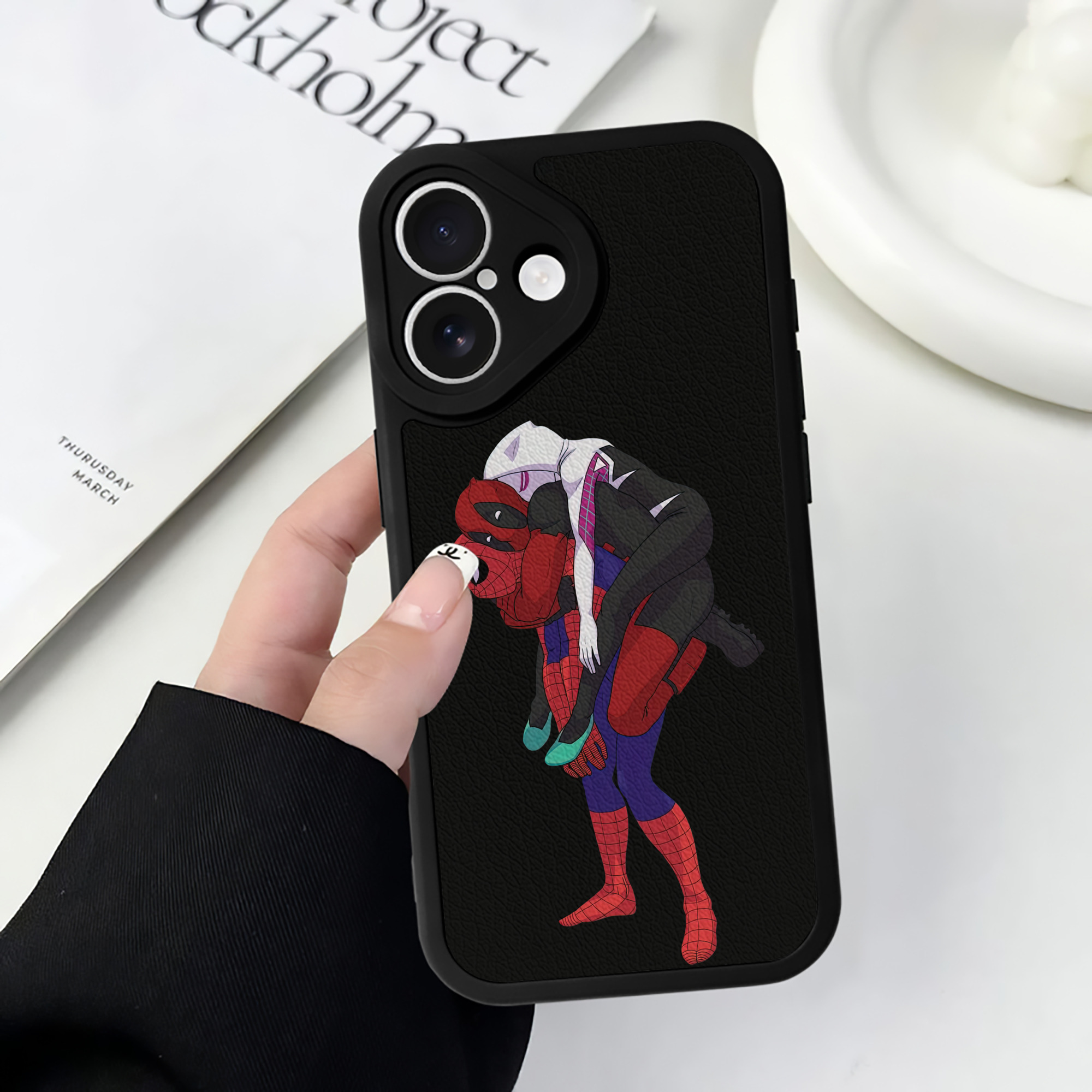 （画像用） Deadpool デッドプール 【iPhone 16シリーズ対応】シリコンスマホケース（レザー調） 材質：シリコン